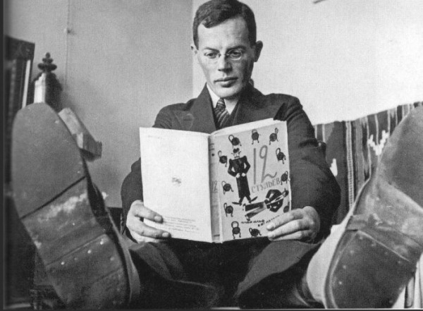 Кто знаменитых советских и российских писателей отказался от настоящей фамилии и по каким причинам взял пвсевдоним