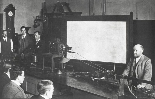 Статуя коричневого пса, спровоцировавшего масштабные беспорядки в Лондоне Статуя коричневого пса, спровоцировавшего масштабные беспорядки в Лондоне