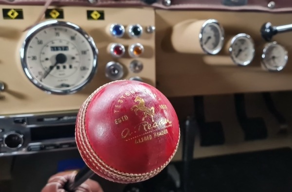 Очень редкий «длинноносый» Land Rover выставили на продажу (13 фото)