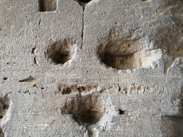 Откуда в Колизее появились дырки, если римляне так хорошо разбирались в строительстве