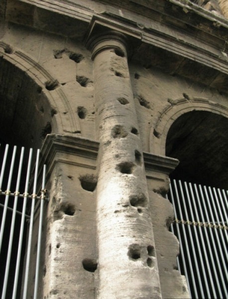 Откуда в Колизее появились дырки, если римляне так хорошо разбирались в строительстве