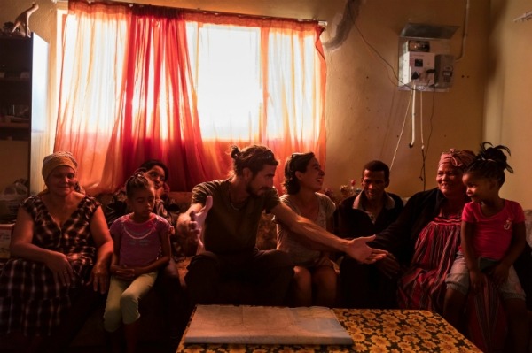 Автостопом по планете — история бунтаря, объехавшего весь мир в знак протеста Автостопом по планете — история бунтаря, объехавшего весь мир в знак протеста