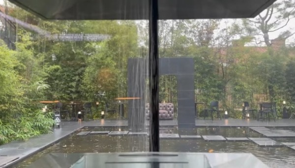 «Проливное» кафе в Сеуле, где каждые 15 минут идёт дождь (4 фото + видео) «Проливное» кафе в Сеуле, где каждые 15 минут идёт дождь (4 фото + видео)