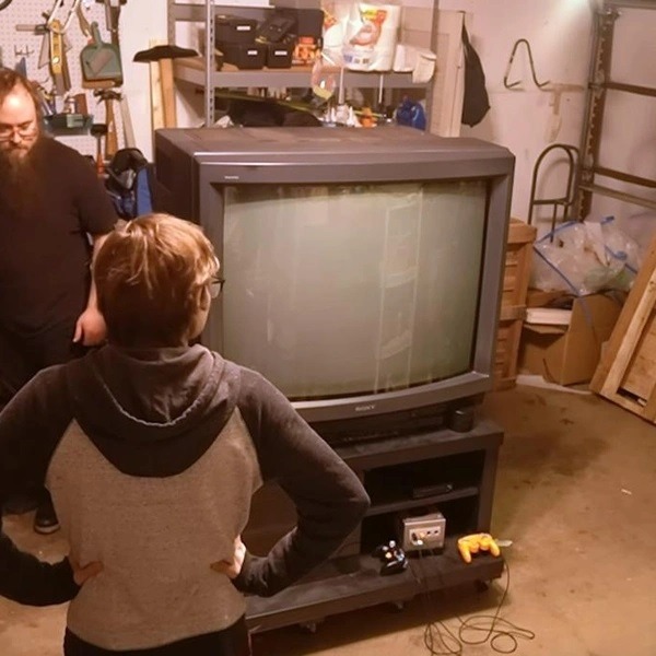 Взгляните на самый тяжелый в мире телевизор 1988 года выпуска: угадаете, сколько он весил?