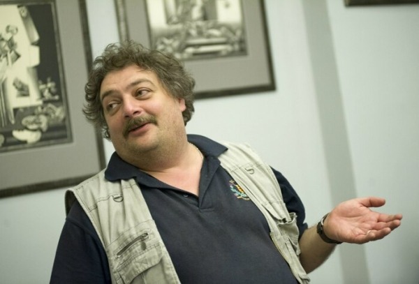 Кто знаменитых советских и российских писателей отказался от настоящей фамилии и по каким причинам взял пвсевдоним