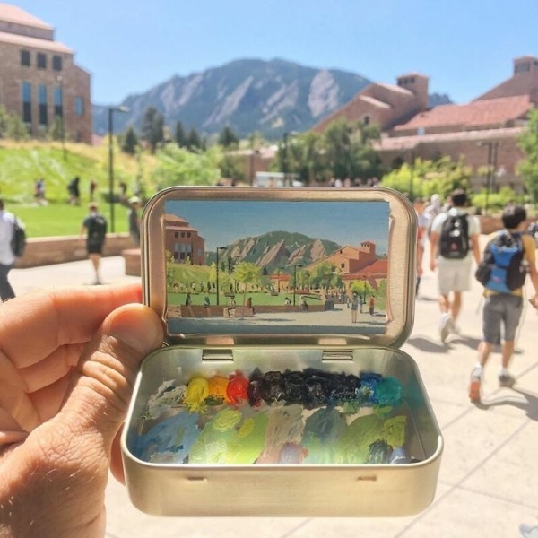 Художник рисует мини-копии пейзажей в коробочках из-под леденцов