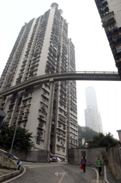 Мост между домами в Китае (5 фото)