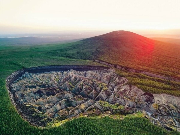 «Врата в ад»: как образовался самый большой кратер из-за таяния вечной мерзлоты «Врата в ад»: как образовался самый большой кратер из-за таяния вечной мерзлоты