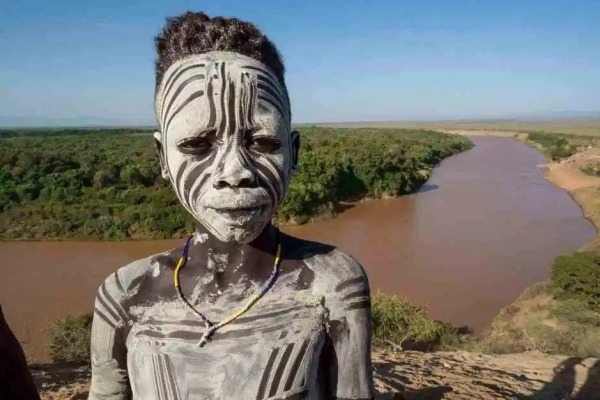 Боевой раскрас и дикие суеверия: удивительные фотографии племени каро Боевой раскрас и дикие суеверия: удивительные фотографии племени каро