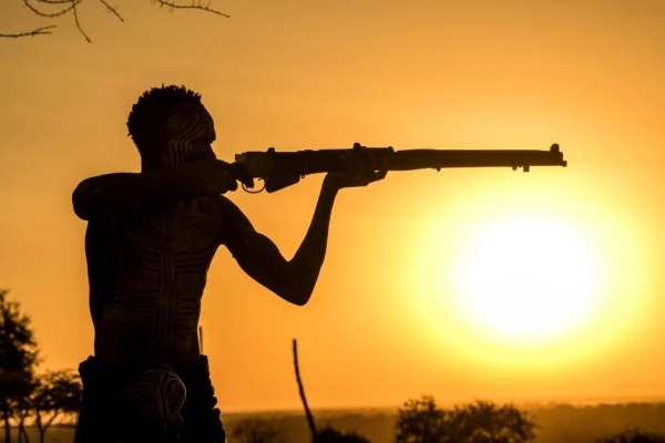 Боевой раскрас и дикие суеверия: удивительные фотографии племени каро Боевой раскрас и дикие суеверия: удивительные фотографии племени каро