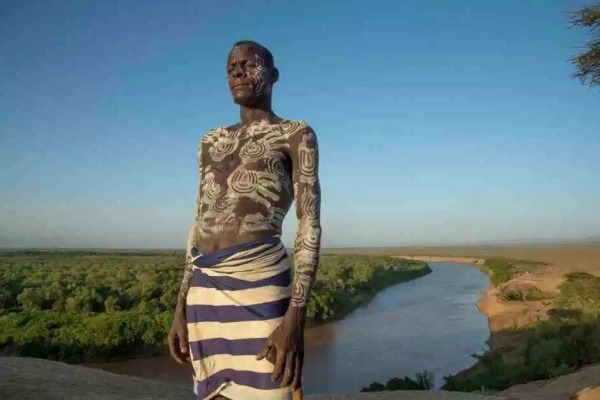 Боевой раскрас и дикие суеверия: удивительные фотографии племени каро Боевой раскрас и дикие суеверия: удивительные фотографии племени каро