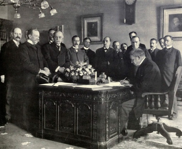 rezoljut-istorija-glavnogo-stola-ssha-kotoryj-byl-korablem-i-sluzhil-28-prezidentam-6cabe3d