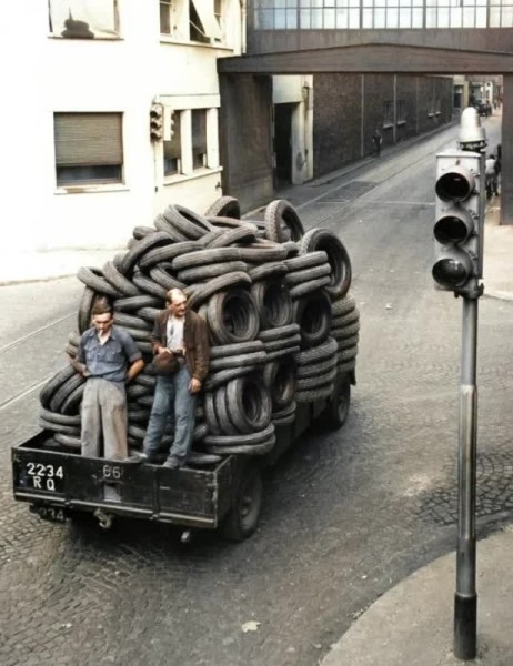 20 редких раскрашенных ретро-фото Европы XX века 20 редких раскрашенных ретро-фото Европы XX века