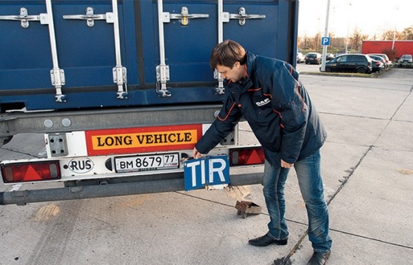 Почему грузовики с полуприцепами называют «фурами», и что означает на них надпись «TIR»