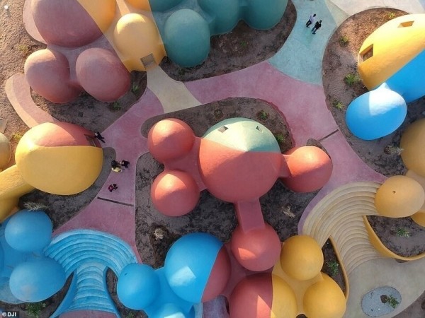 Как выглядит Маджара, яркий мультяшный курорт на иранском острове Ормуз Как выглядит Маджара, яркий мультяшный курорт на иранском острове Ормуз