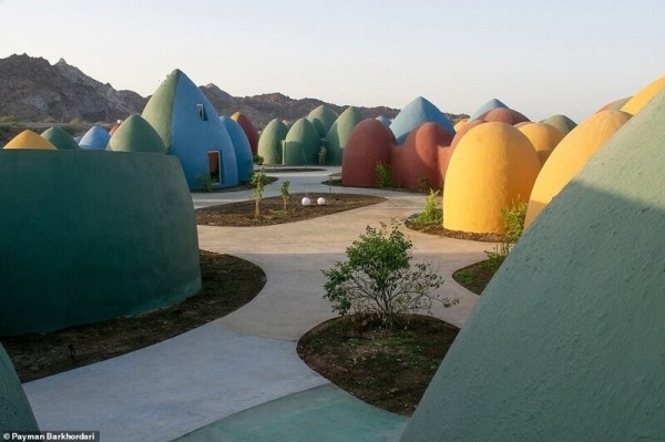 Как выглядит Маджара, яркий мультяшный курорт на иранском острове Ормуз Как выглядит Маджара, яркий мультяшный курорт на иранском острове Ормуз