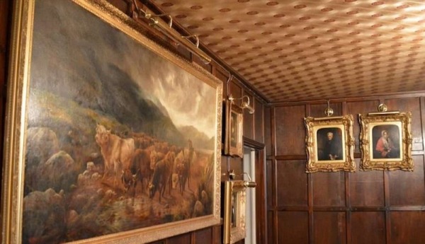 Неудачливый бизнесмен поселился в обычном сарае и прожил там 15 лет, пока однажды соседи не попали к нему в гости