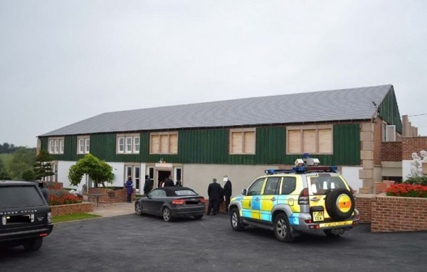 Неудачливый бизнесмен поселился в обычном сарае и прожил там 15 лет, пока однажды соседи не попали к нему в гости