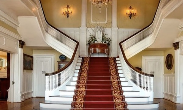 Неудачливый бизнесмен поселился в обычном сарае и прожил там 15 лет, пока однажды соседи не попали к нему в гости