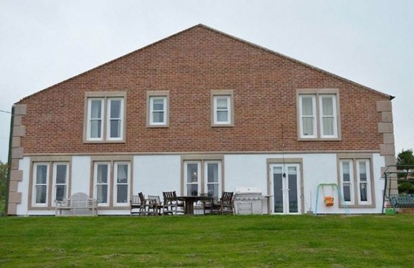 Неудачливый бизнесмен поселился в обычном сарае и прожил там 15 лет, пока однажды соседи не попали к нему в гости