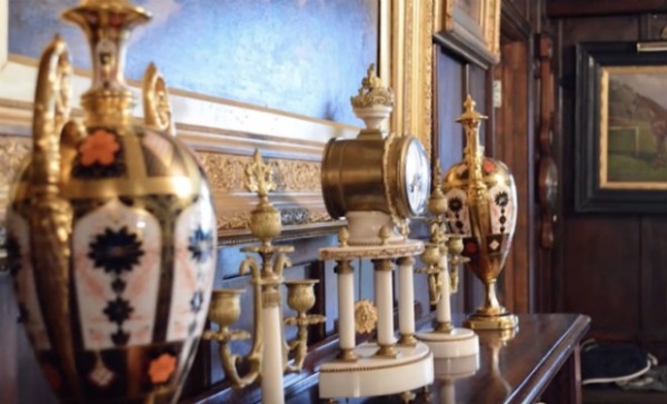 Неудачливый бизнесмен поселился в обычном сарае и прожил там 15 лет, пока однажды соседи не попали к нему в гости