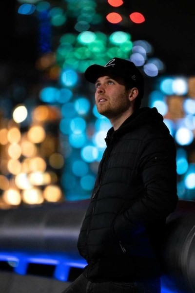 Ветер, ночь и магия света: как создать шедевры с помощью светодиодов на дроне