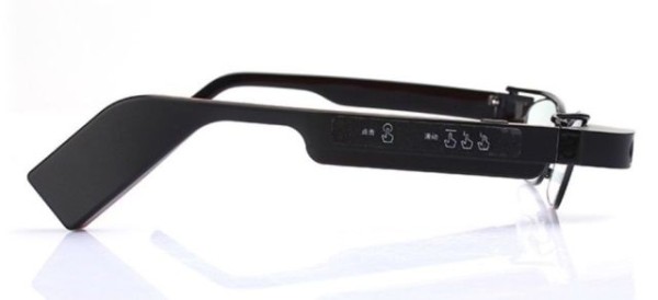 Китайские полицейские используют «умные» очки для поимки преступников (4 фото) Китайские полицейские используют «умные» очки для поимки преступников (4 фото)