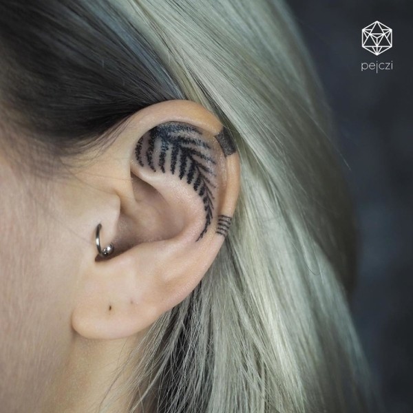 Новый тренд — тату в ухе