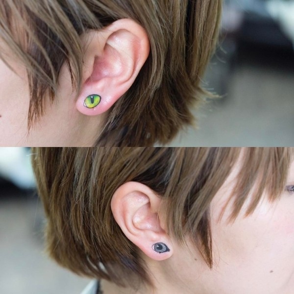 Новый тренд — тату в ухе