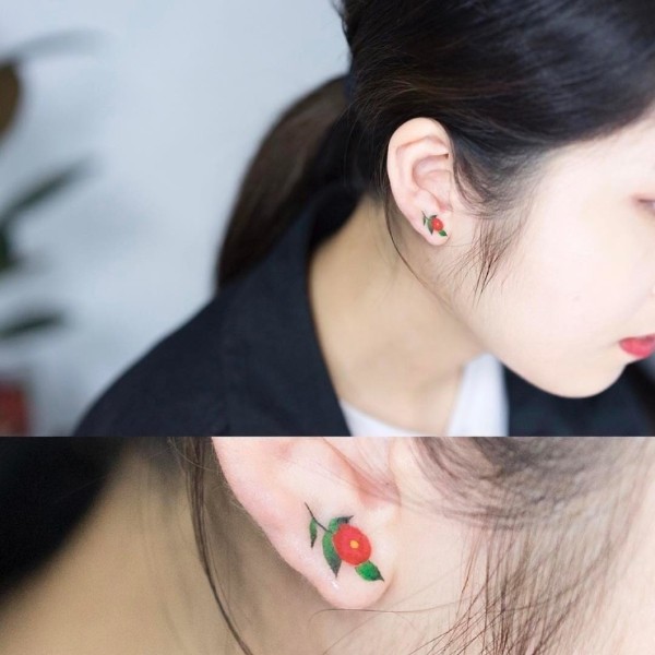 Новый тренд — тату в ухе