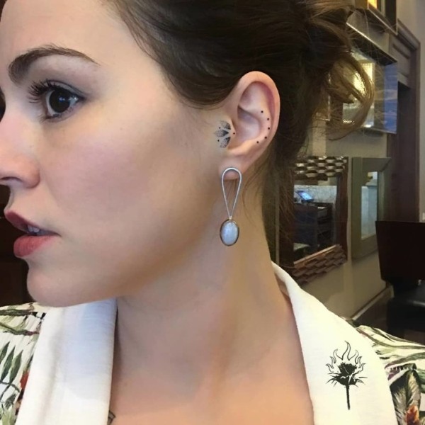 Новый тренд — тату в ухе