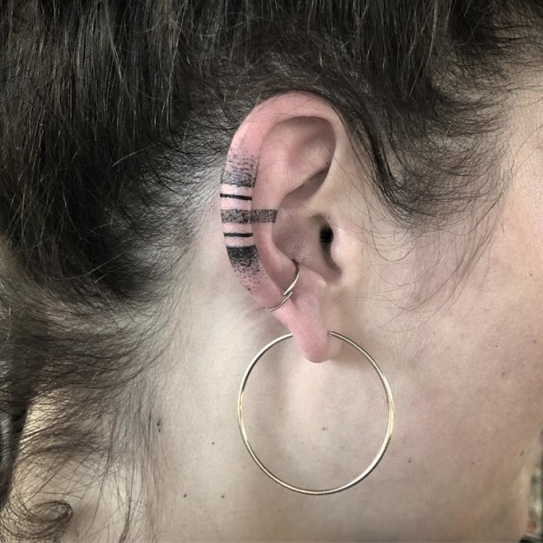 Новый тренд — тату в ухе