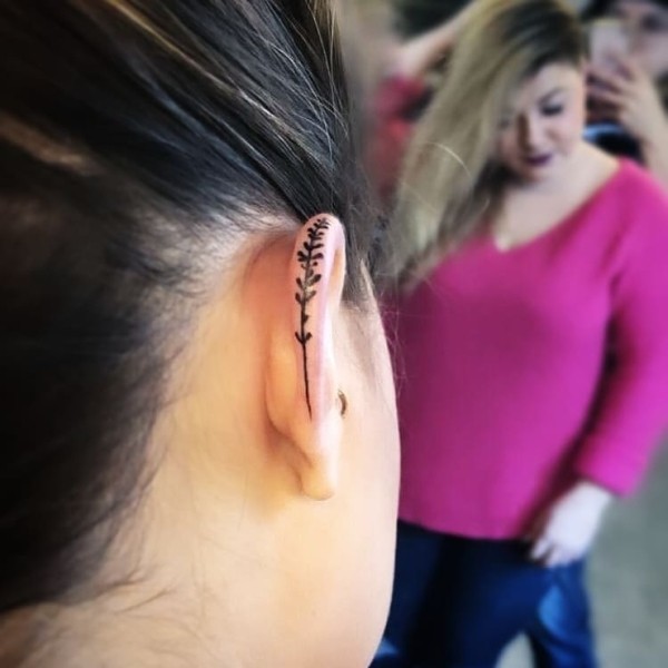 Новый тренд — тату в ухе