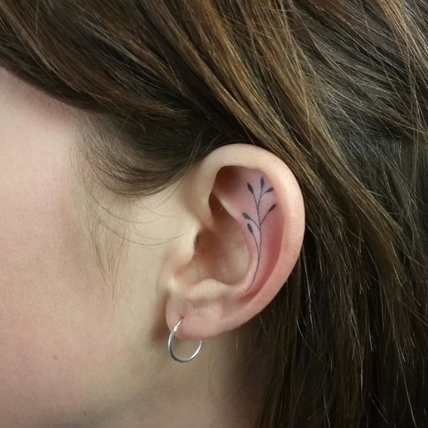 Новый тренд — тату в ухе