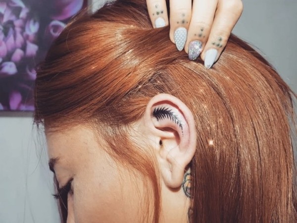 Новый тренд — тату в ухе