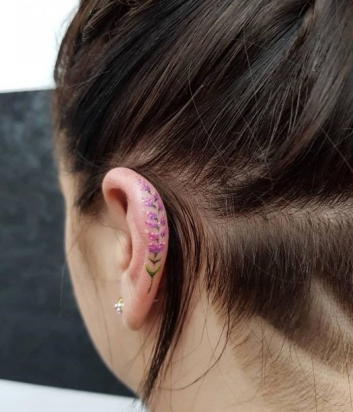 Новый тренд — тату в ухе