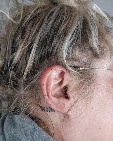 Новый тренд — тату в ухе