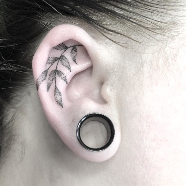 Новый тренд — тату в ухе