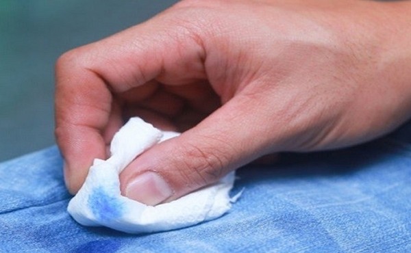 Почему пятна нельзя натирать мылом: 8 ошибок, из-за которых загрязнения не выводятся из ткани Почему пятна нельзя натирать мылом: 8 ошибок, из-за которых загрязнения не выводятся из ткани