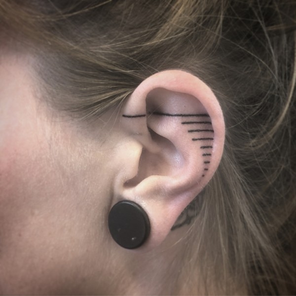 Новый тренд — тату в ухе