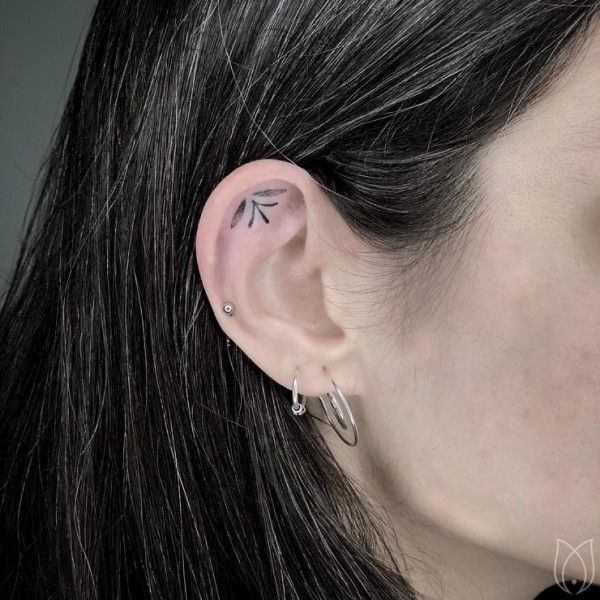 Новый тренд — тату в ухе