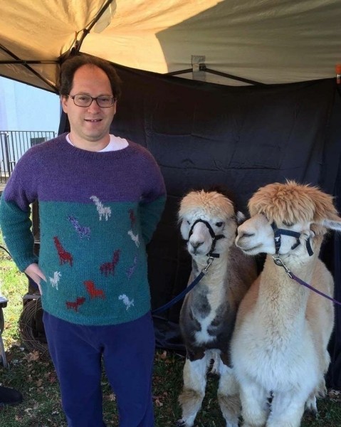 Теплый туризм: американец вяжет свитера с достопримечательностями Теплый туризм: американец вяжет свитера с достопримечательностями