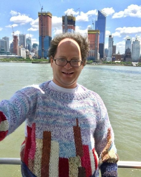 Теплый туризм: американец вяжет свитера с достопримечательностями Теплый туризм: американец вяжет свитера с достопримечательностями