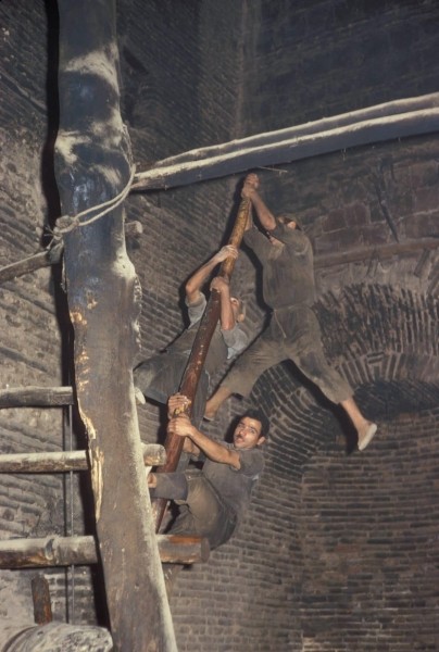 Тонкий Восток и модный Запад: фототур американца по Ирану в 1967 году