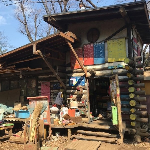 Японский парк, где дети играют с ножами и молотками, жгут костры и прыгают с крыш  (25 фото) Японский парк, где дети играют с ножами и молотками, жгут костры и прыгают с крыш  (25 фото)