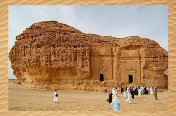 Древняя скала, словно разрезанная лазером и другие загадочные достопримечательности в пустыне Саудовской Аравии Древняя скала, словно разрезанная лазером и другие загадочные достопримечательности в пустыне Саудовской Аравии