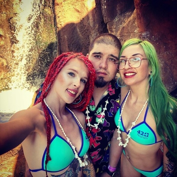 Две американки вышли замуж за одного парня