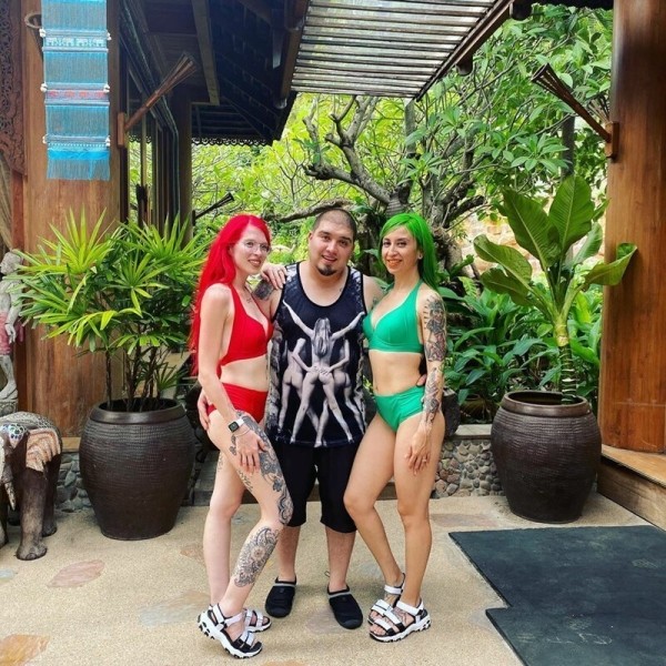 Две американки вышли замуж за одного парня