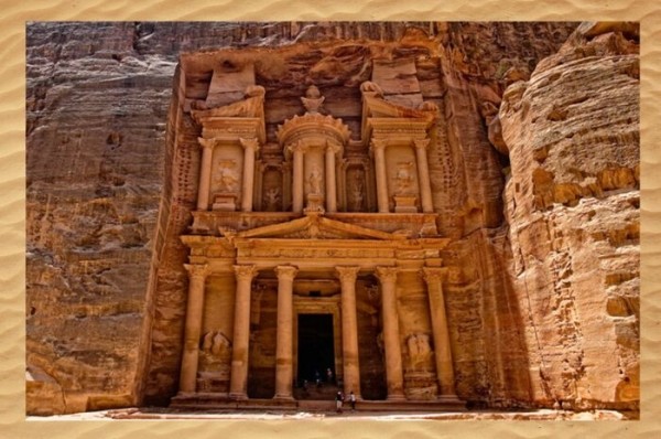 Древняя скала, словно разрезанная лазером и другие загадочные достопримечательности в пустыне Саудовской Аравии Древняя скала, словно разрезанная лазером и другие загадочные достопримечательности в пустыне Саудовской Аравии