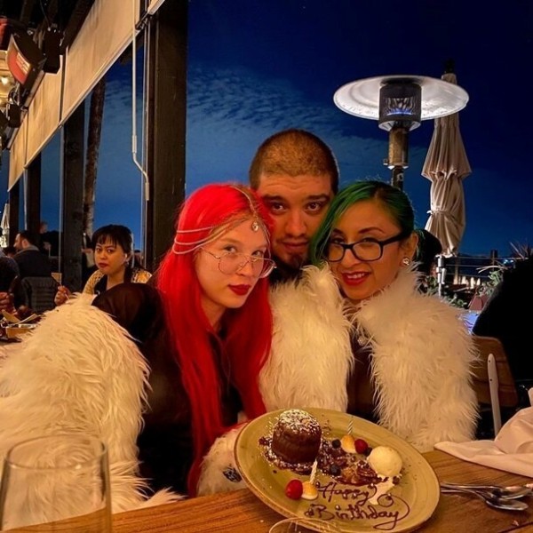 Две американки вышли замуж за одного парня